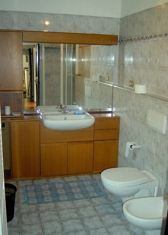 Bad im Obergeschoss (ein zweites Duschbad befindet sich im EG)